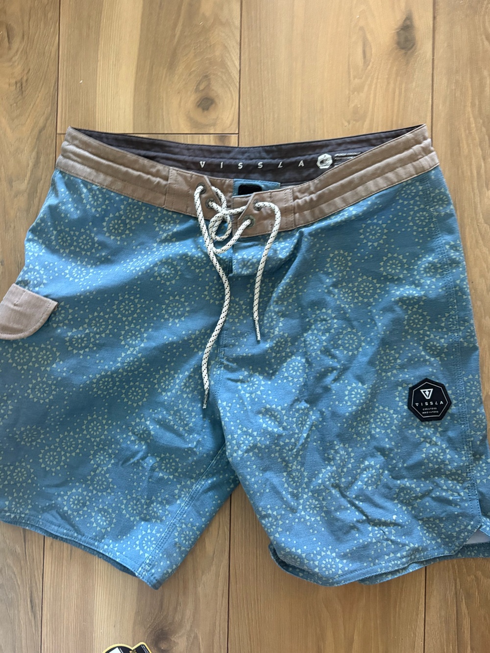 Like new VISSLA board shorts